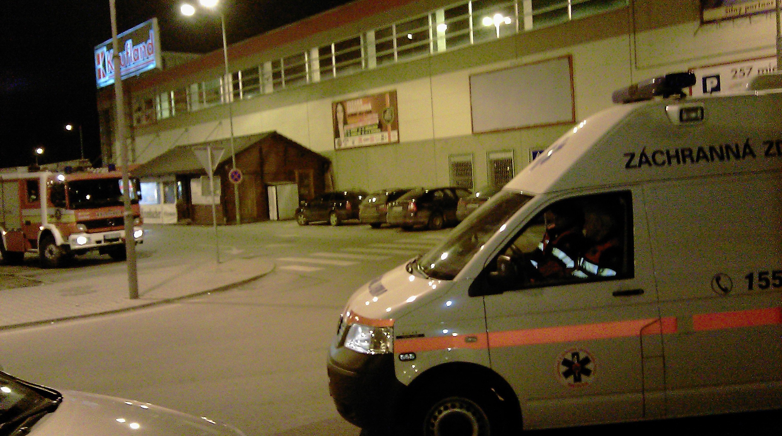 Záchranári v prípade potreby pred banskobystrickým Kauflandom. Anonym tam nahlásil na tiesňovú linku bombu
